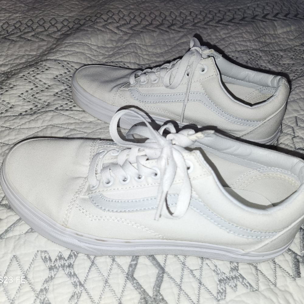 VANS WOMEN White Canvas Sneakers-SIZE 8-WORN TWICE